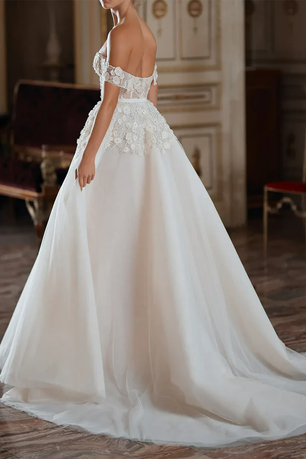 A straight line sweetheart sticker countryside style wedding dress paired with palace train