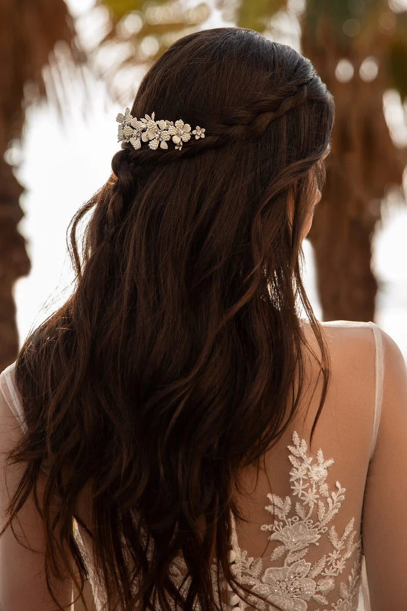 Vestido de novia bohemio con escote en V y encaje con mangas.