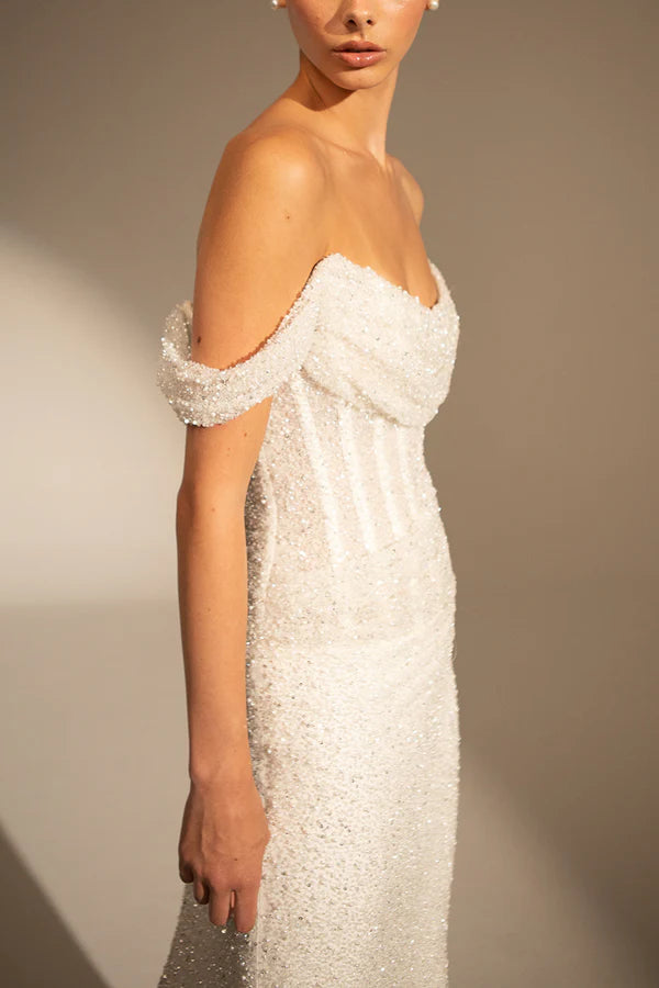 Vestido de novia único con cola de pez plisado y hombros descubiertos combinado con un vestido de novia con cola de corte