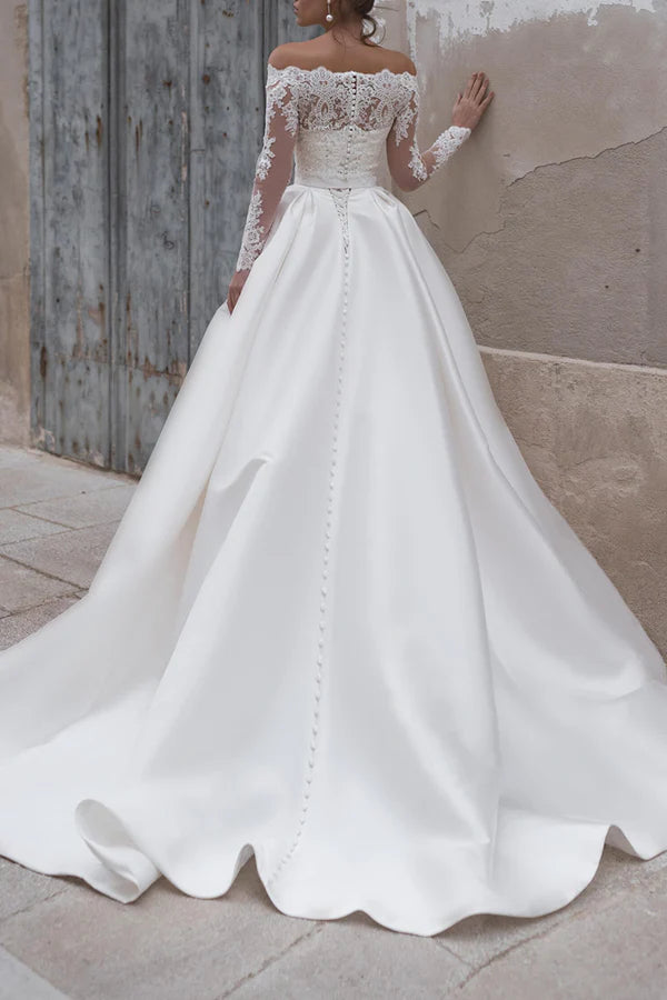 Vestido de novia de satén con chal desmontable, estilo rural.
