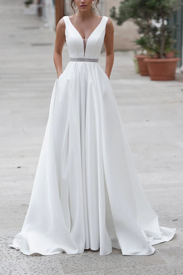 Vestido de novia minimalista de satén con escote en V profundo en forma de A y bolsillos, corte de cola.