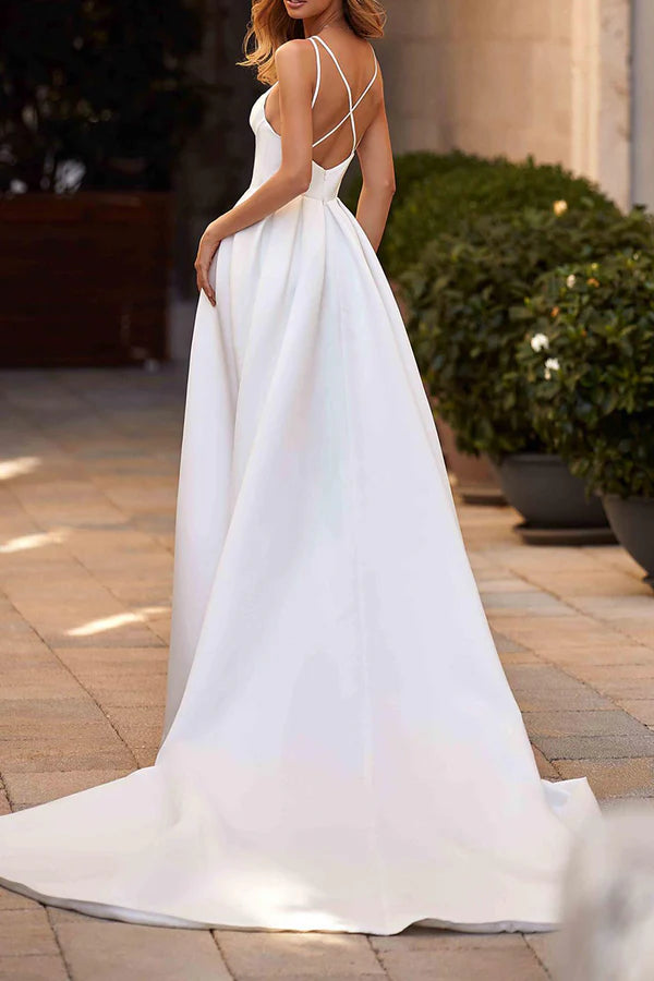 Vestido de novia de satén con abertura y tirantes finos estilo bohemio