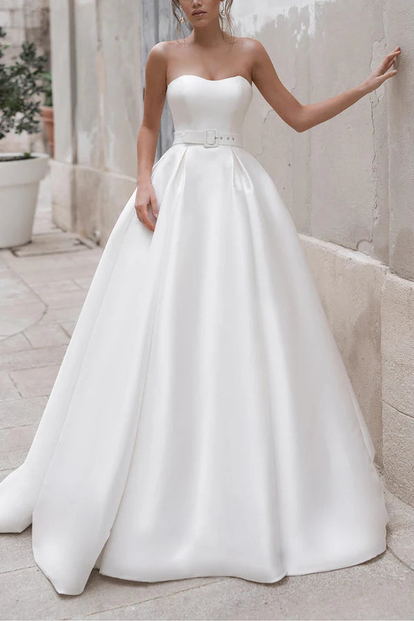 Vestido de novia de satén con chal desmontable, estilo rural.