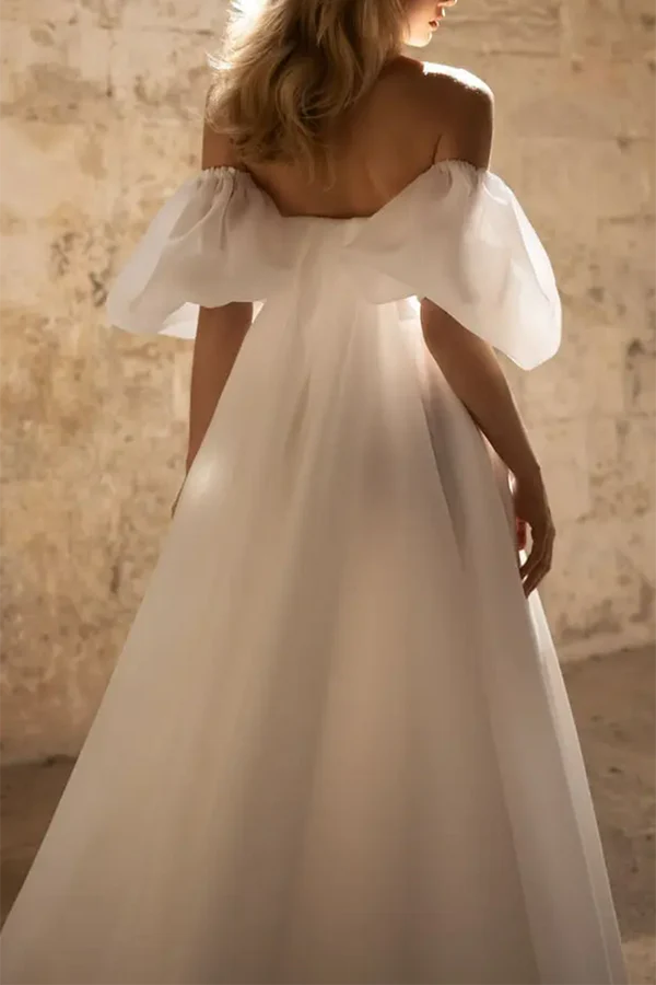 Vestido de novia campestre de manga corta con escote en forma de corazón y cola de palacio