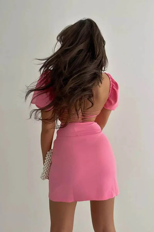 Vestido de fiesta corto de manga corta con corte tubo/columna y corte cuadrado
