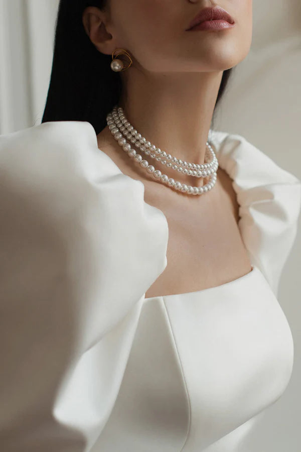 Vestido de novia retro de satén con cola de palacio y mangas largas cuadradas