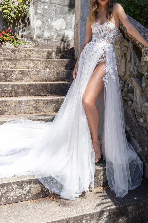 Abito da sposa bohémien con scollo a cuore e applicazioni in pizzo