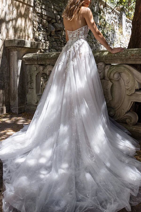 Abito da sposa bohémien con scollo a cuore e applicazioni in pizzo