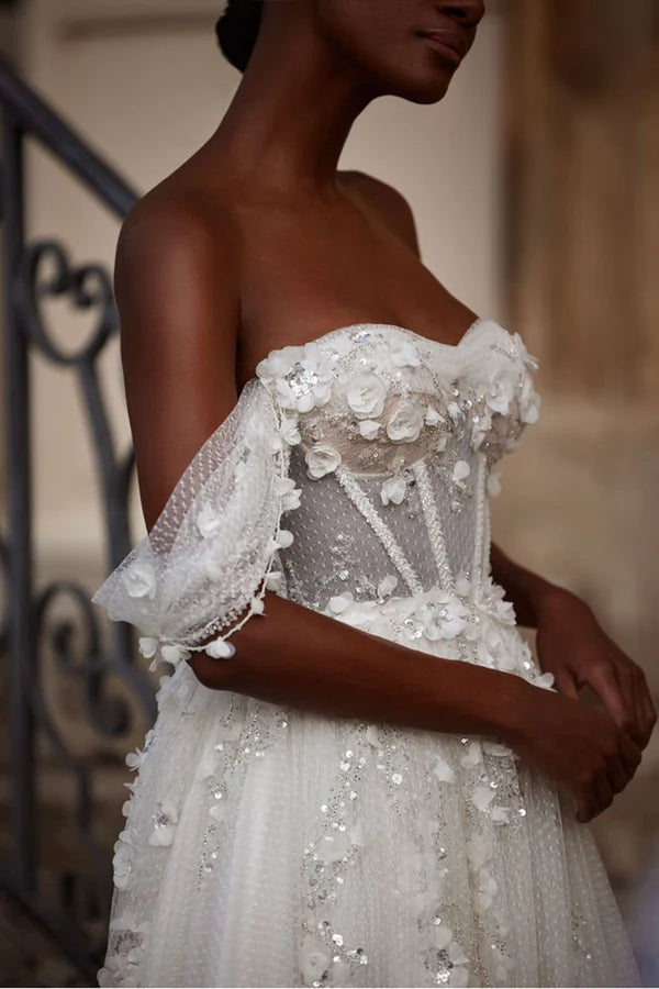 Abito da sposa in stile country con scollo a cuore e decalcomania 3D e ampio strascico