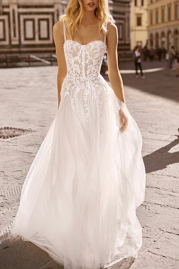 Vestido de novia estilo bohemio con encaje, tirantes finos y corte en A