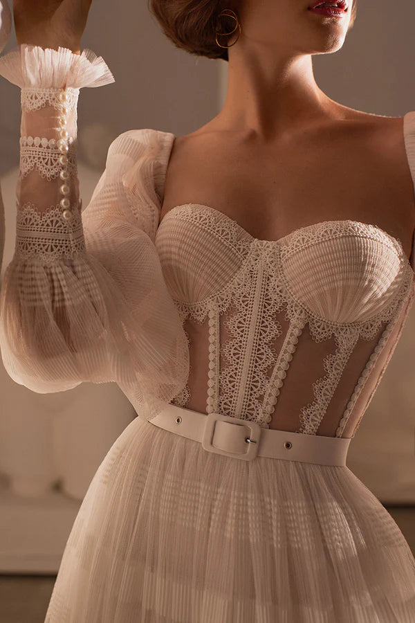 Vestido de novia bohemio de encaje con mangas largas y escote en forma de corazón