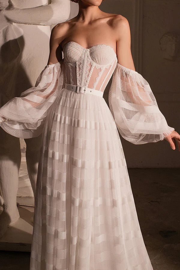 Vestido de novia bohemio de encaje con mangas largas y escote en forma de corazón