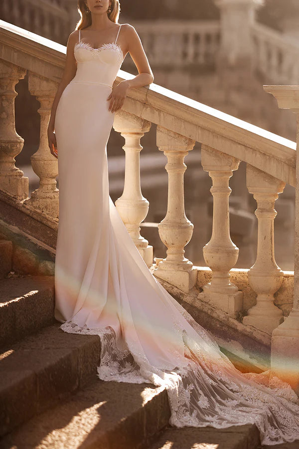 Vestido de novia romántico con cola de pez, cola de palacio y apliques de encaje con tirantes finos