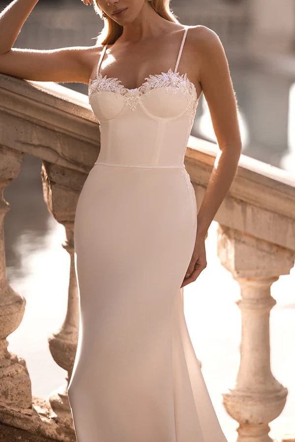 Vestido de novia romántico con cola de pez, cola de palacio y apliques de encaje con tirantes finos