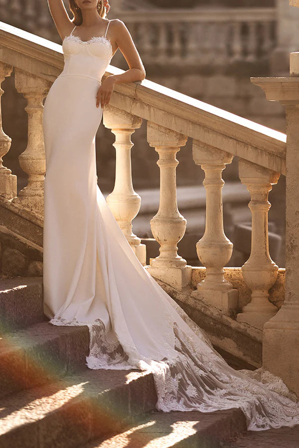 Vestido de novia romántico con cola de pez, cola de palacio y apliques de encaje con tirantes finos