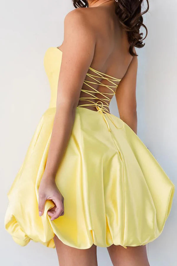 Vestido de fiesta amarillo de satén con escote en forma de corazón y corte en A