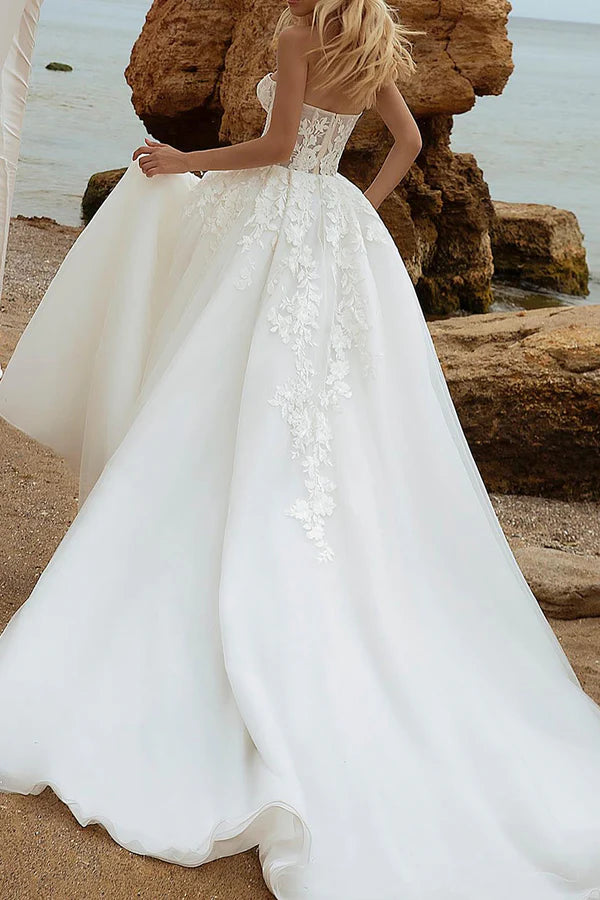 Abito da sposa semplice a maniche lunghe con scollo a V e pizzo con illusione a trapezio