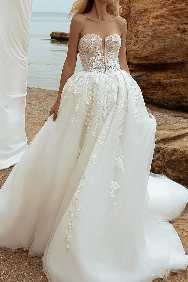 Abito da sposa semplice a maniche lunghe con scollo a V e pizzo con illusione a trapezio