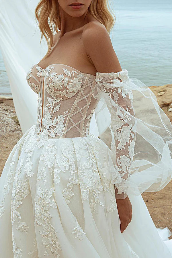 Abito da sposa semplice a maniche lunghe con scollo a V e pizzo con illusione a trapezio