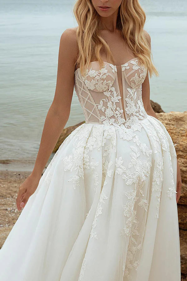 Abito da sposa semplice a maniche lunghe con scollo a V e pizzo con illusione a trapezio