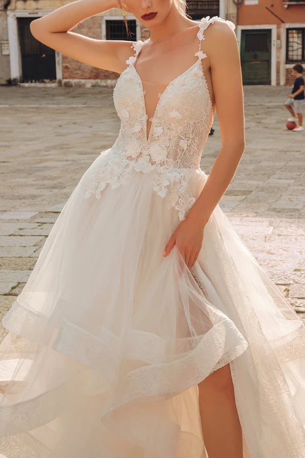 Vestido de novia de estilo rural con escote en V y encaje con volantes en los bordes.