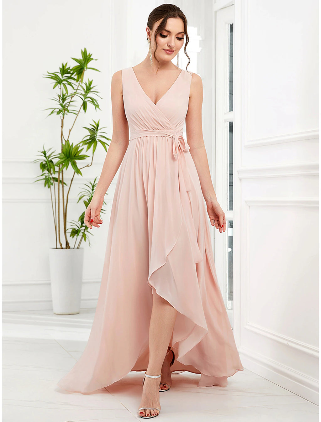 Abiti da sposa a trapezio, eleganti, da festa, asimmetrici, senza maniche, scollo a V, in chiffon con volant e spalline.