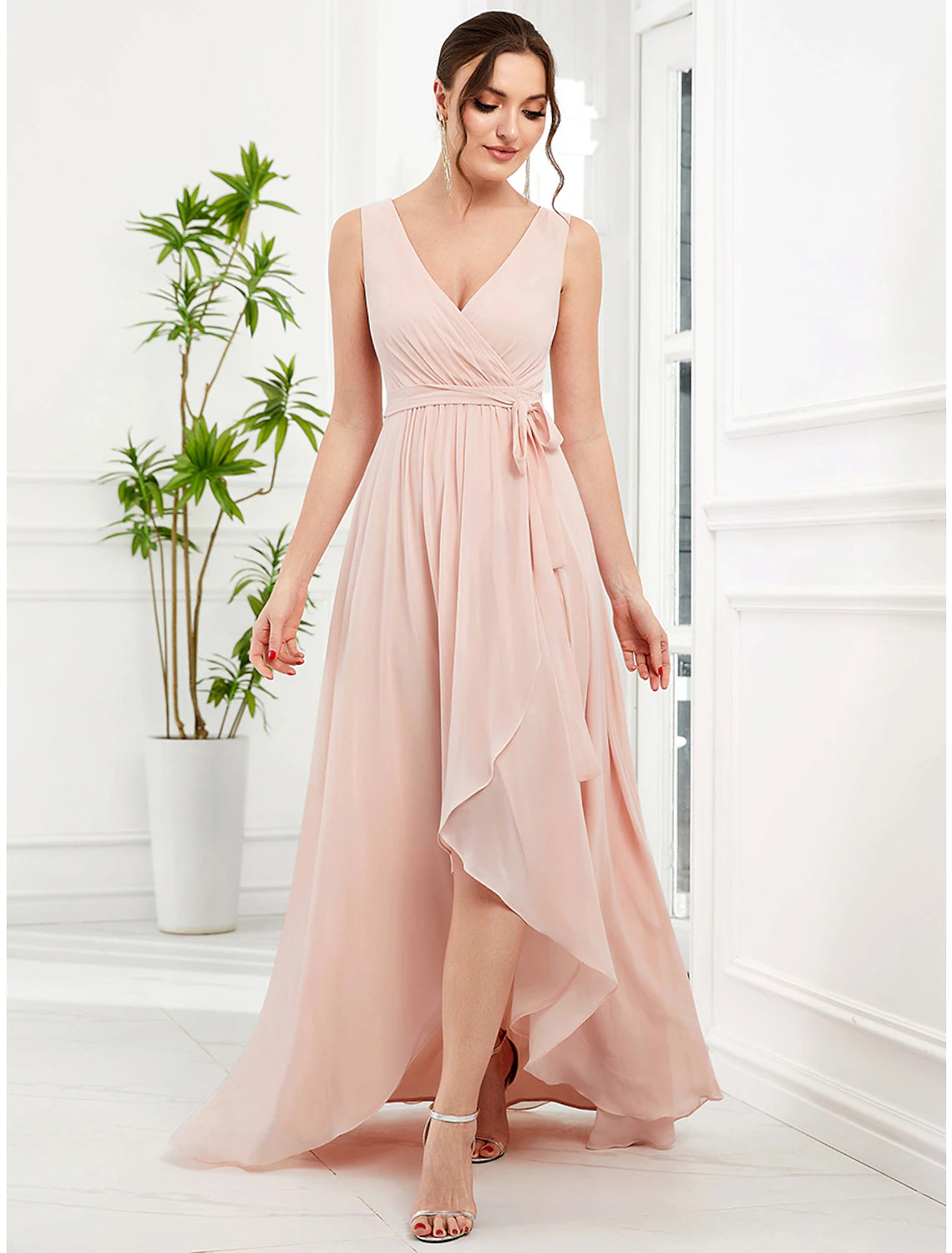 Abiti da sposa a trapezio, eleganti, da festa, asimmetrici, senza maniche, con spalline sottili, in chiffon con volant e spacco