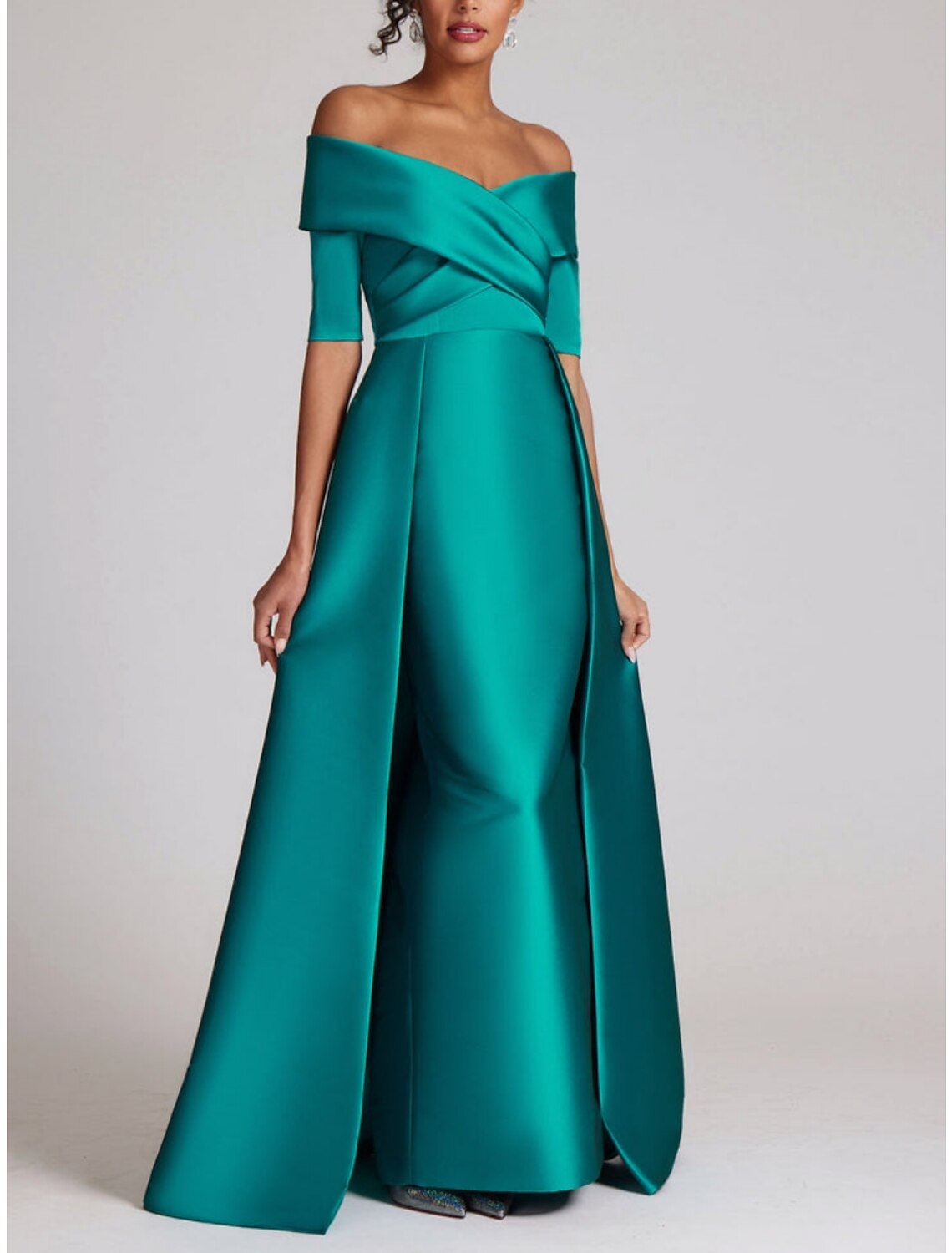 Vestido de noche elegante con corte en forma de columna, corte formal, cola larga, media manga, hombros descubiertos, satén con fruncido, 2025