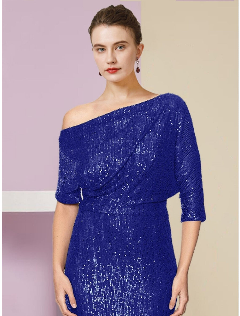 Vestido de madre de la novia con corte tubo/columna, elegante, con brillo y hombros descubiertos, cola larga y fruncida, con lentejuelas, color liso.