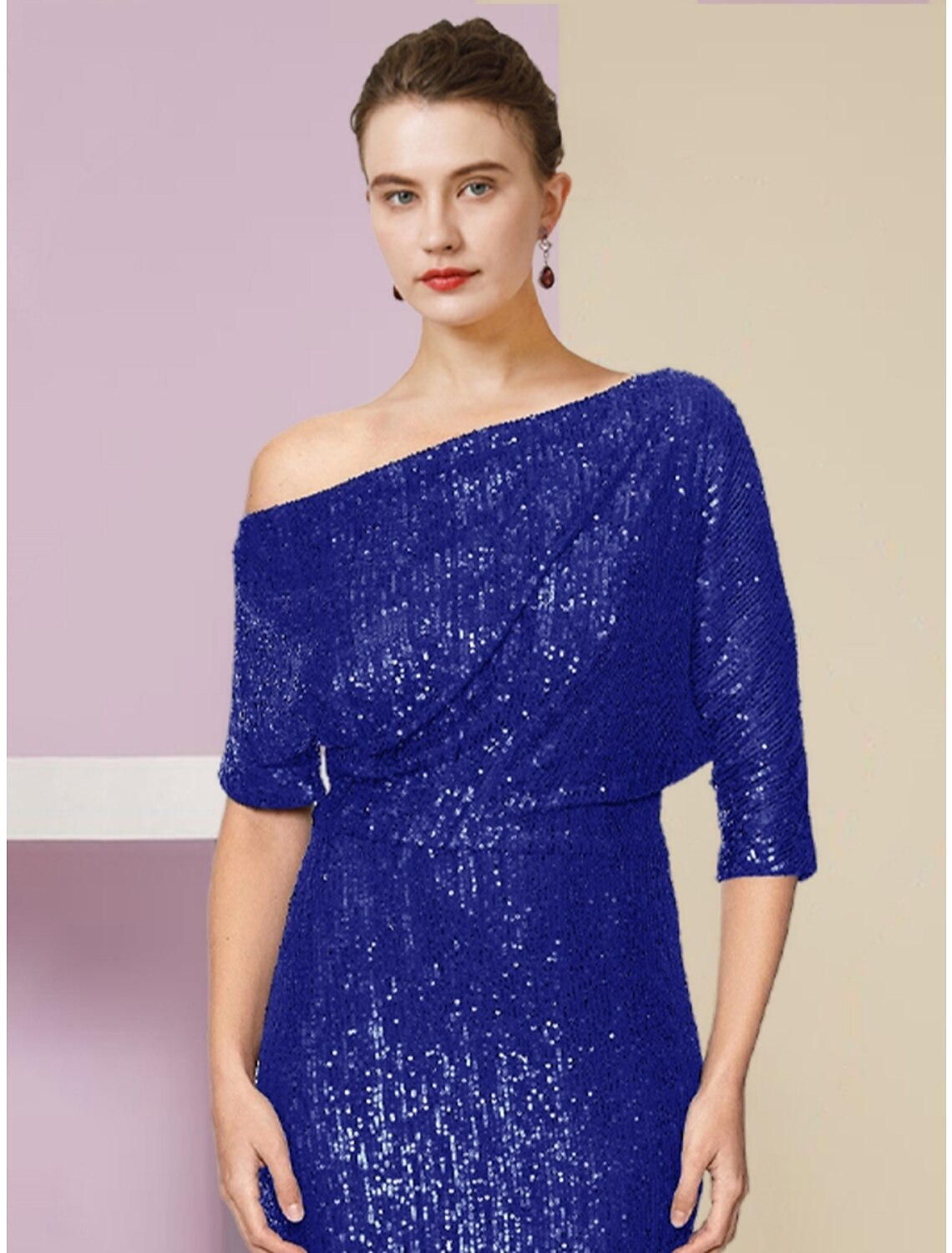 Vestido de madre de la novia con corte tubo/columna, elegante, con brillo y hombros descubiertos, cola larga y fruncida, con lentejuelas, color liso.