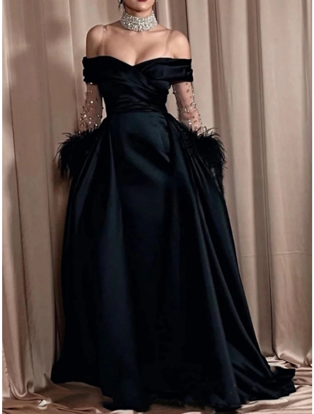 Abito da sera a trapezio, elegante, formale, nero, con strascico a ruota, manica lunga, spalle scoperte, raso con strass e pieghe a piuma, 2025