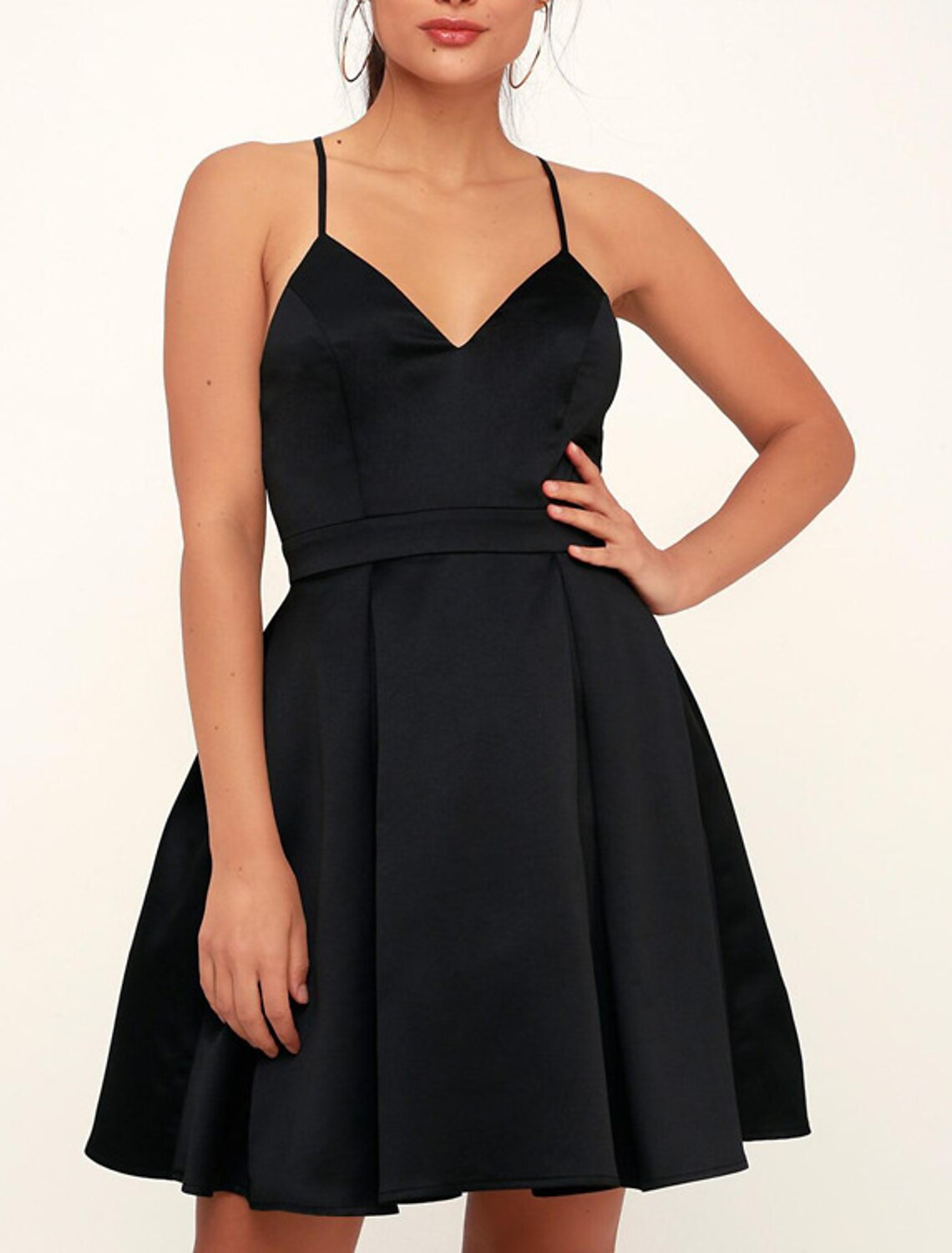 Vestido negro de corte A, sexy, para fiesta de graduación, cóctel, escote en V, sin mangas, corto/mini, de satén con pliegues entrecruzados.
