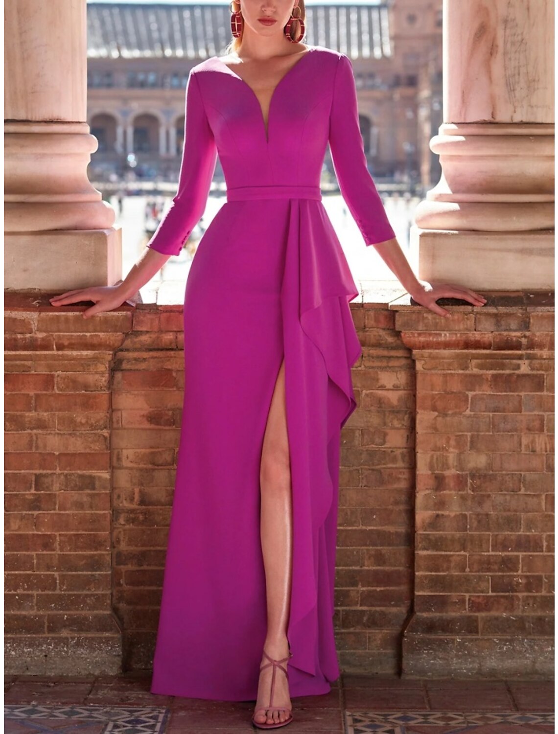 Abito da sera a trapezio, elegante, formale, con strascico a spazzola, manica a 3/4, scollo a V, in chiffon con pieghe, volant e spacco.