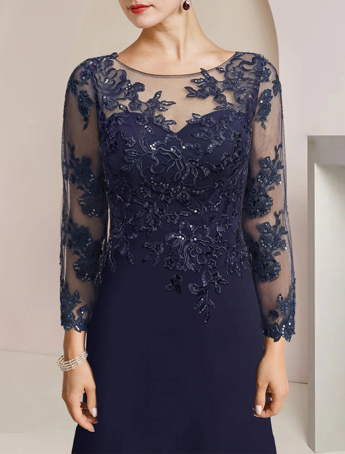 Vestido de sirena/trompeta para madre de la novia, elegante, con escote redondo, cola larga de gasa con lentejuelas y apliques de volantes de lentejuelas.