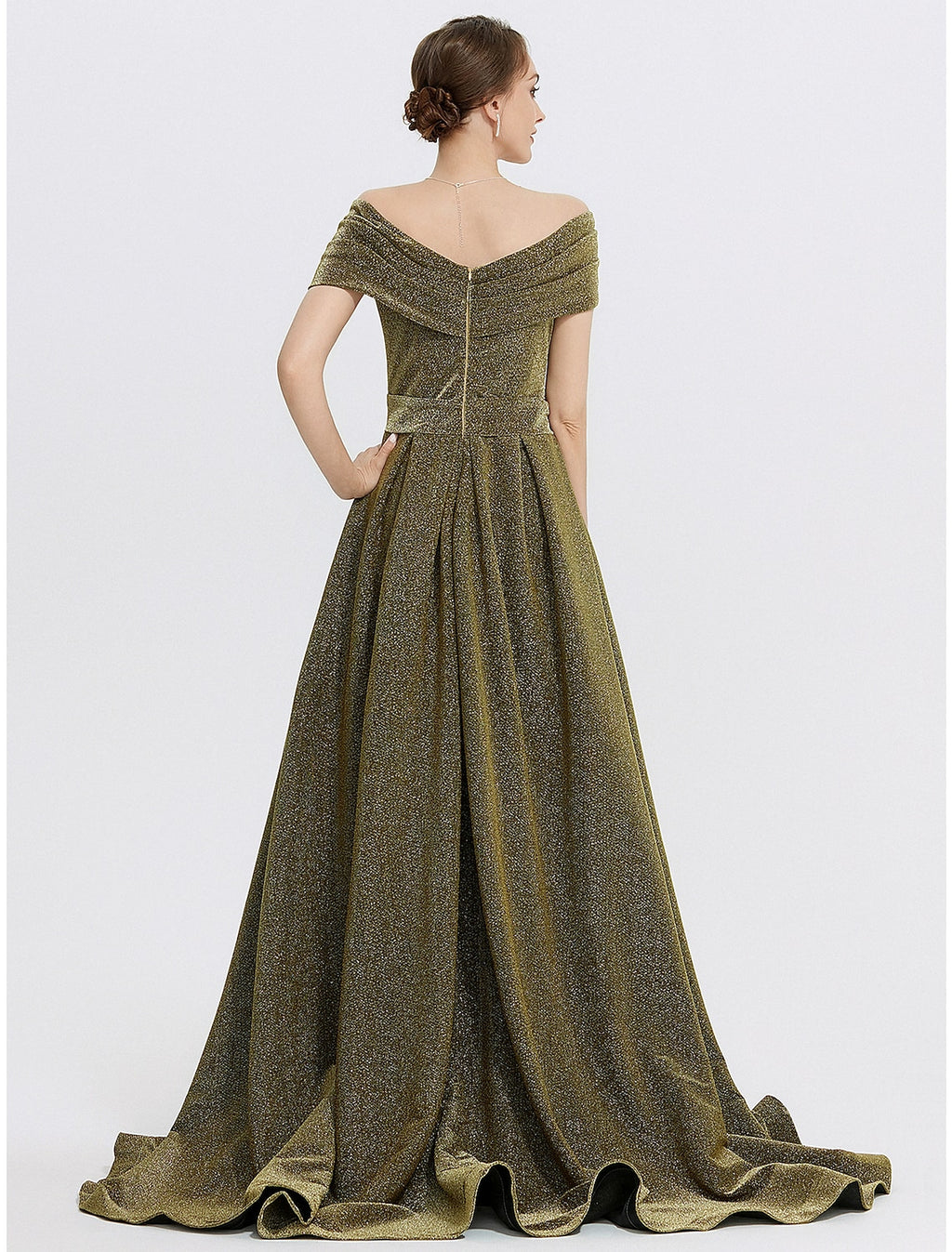 Abito da sera a trapezio, elegante, formale, con strascico a ruota, senza maniche, in charmeuse con scollo a cuore e spacco glitterato
