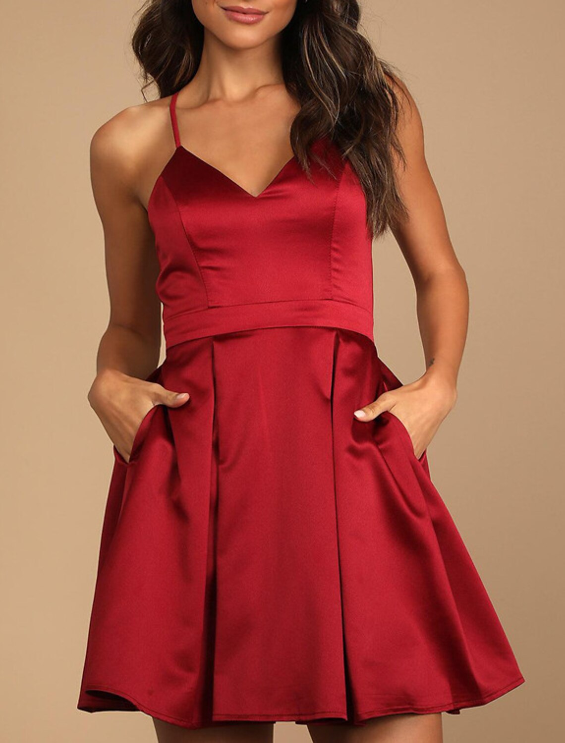 Vestido negro de corte A, sexy, para fiesta de graduación, cóctel, escote en V, sin mangas, corto/mini, de satén con pliegues entrecruzados.