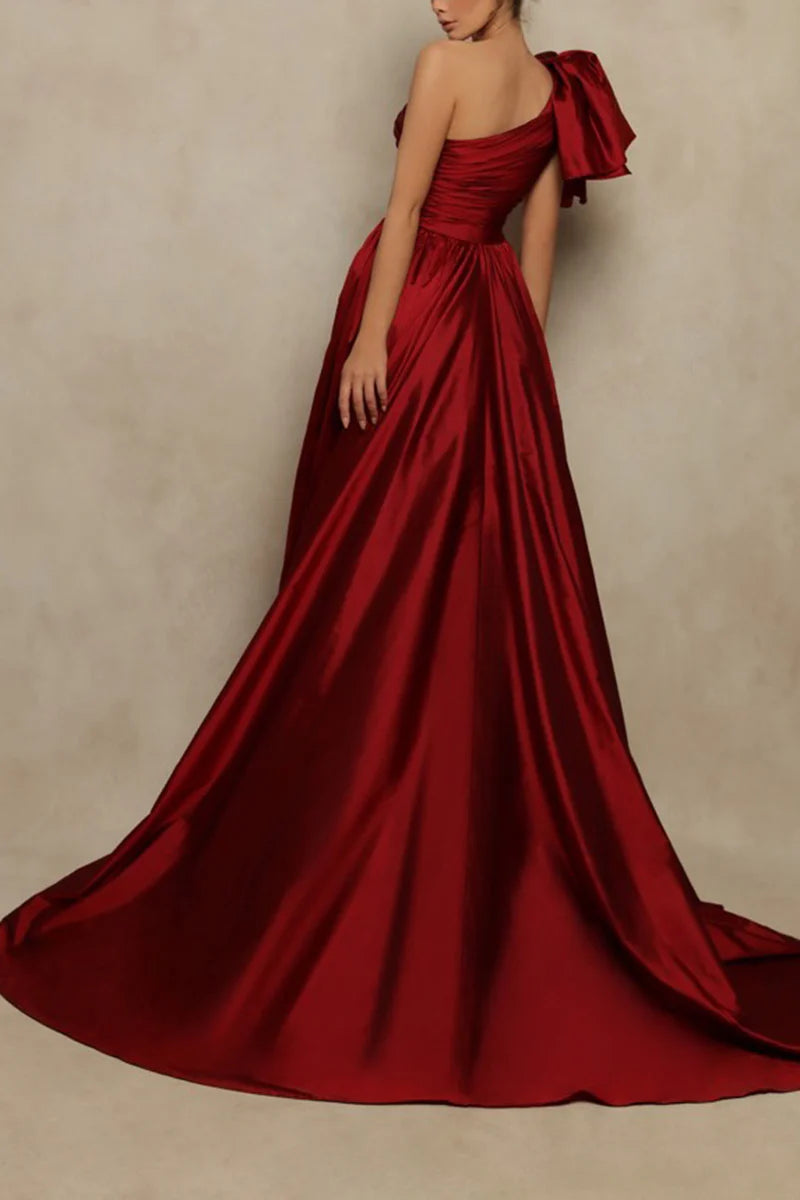 Vestido de noche formal de satén rojo vino con un solo hombro, plisado, abertura lateral y corte tubo/pilar