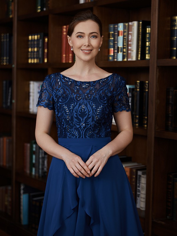 Vestidos de madre de la novia asimétricos de corte A/princesa, de gasa, con apliques y escote barco y mangas cortas