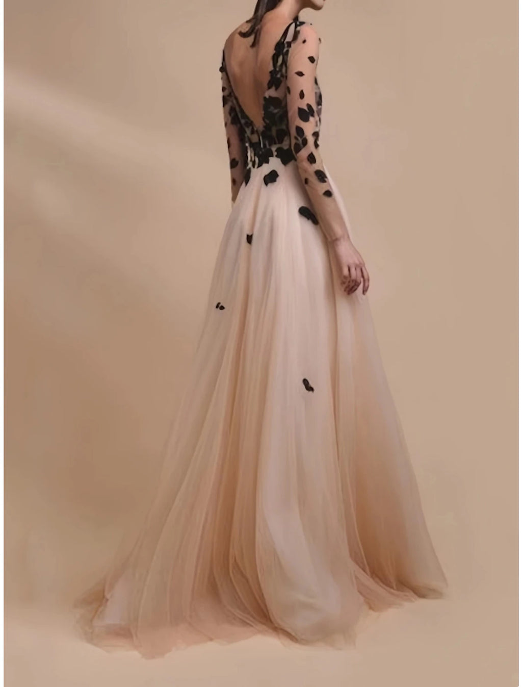 Abito da sera a trapezio, elegante, color oro champagne, formale, da ospite, con strascico a ruota, manica lunga, scollo a V, in tulle con ricamo