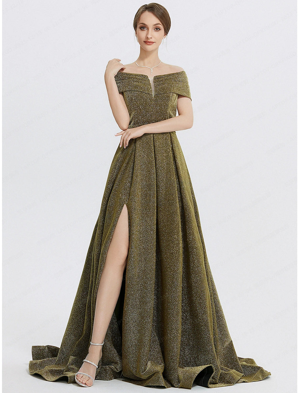 Abito da sera a trapezio, elegante, formale, con strascico a ruota, senza maniche, in charmeuse con scollo a cuore e spacco glitterato