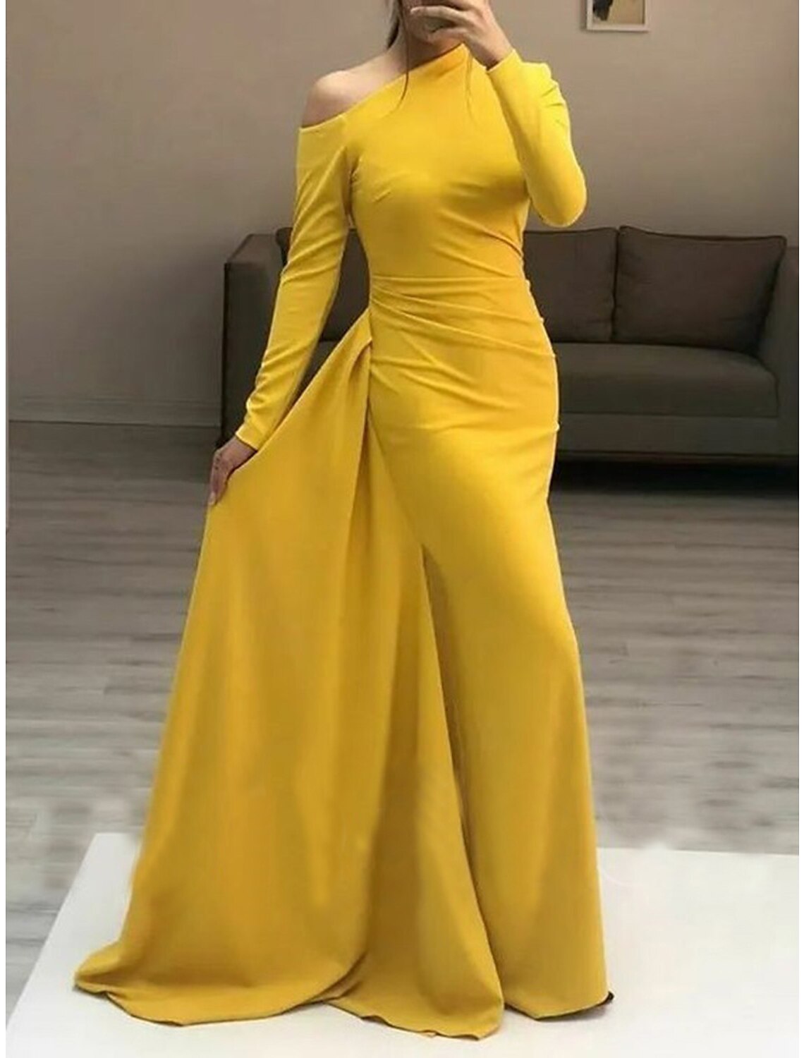 Vestido de noche formal minimalista elegante para invitada de boda, con un hombro descubierto, manga larga, largo hasta el suelo, con fruncido elegante 2025