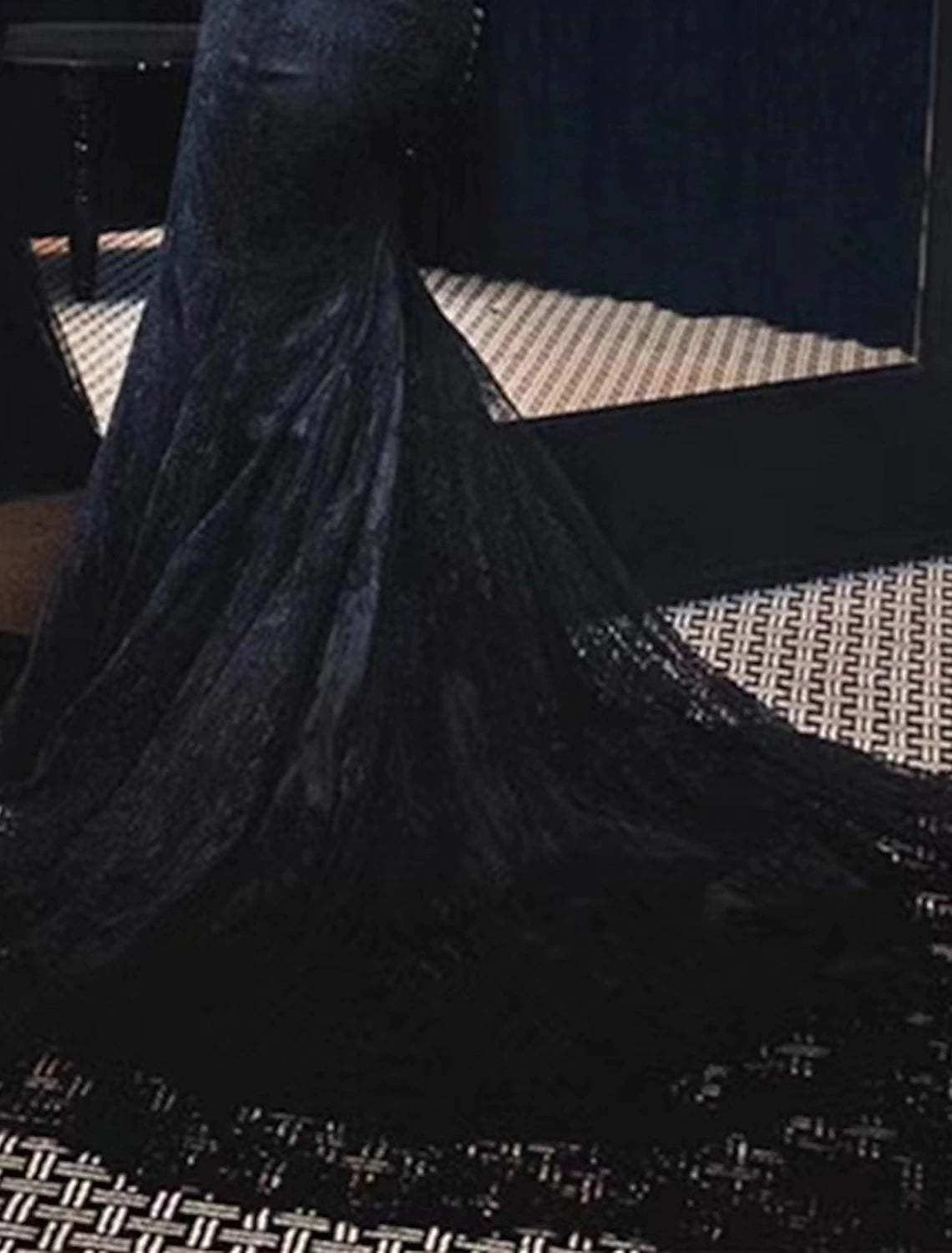 Abito da sera a sirena/tromba, lungo, formale, da sposa, con strascico a cappella, maniche lunghe, spalle scoperte, in pizzo con bottoni applicati