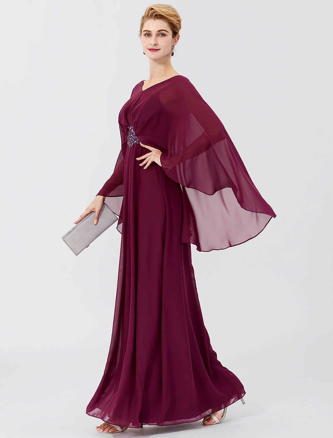 Vestido de madre de la novia con corte tubo/columna, formal, clásico y atemporal, elegante y lujoso, elegante, escote en V, largo hasta el suelo, gasa, manga larga con pliegues y abalorios.