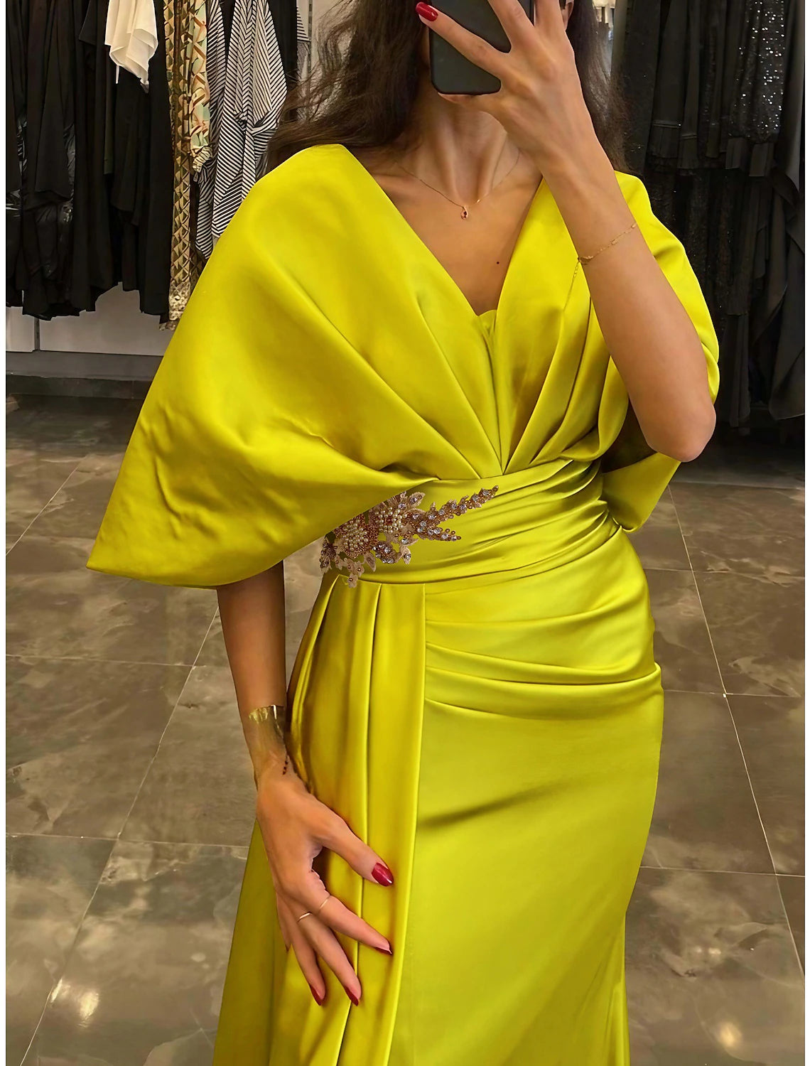 Vestido de noche elegante con corte en forma de columna, corte formal, cola larga, media manga, escote en V, satén, pliegues, fruncido y cristales.