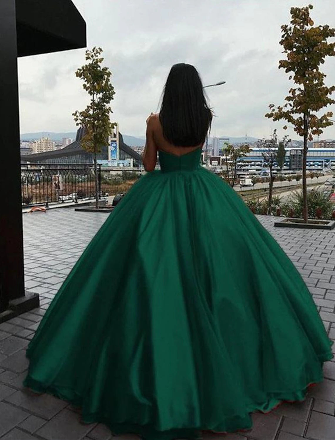 Vestido de fiesta de quinceañera, elegante, con espalda hermosa, vestido de noche formal, sin tirantes, sin mangas, largo hasta el suelo, de tul con elegantes pliegues.