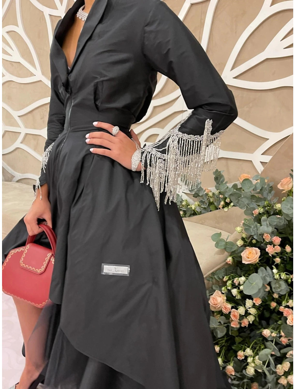 Abito da sera a trapezio, elegante, formale, con strascico a ruota, nero, a maniche lunghe, con colletto a camicia, in raso con pieghe e nappe, 2025