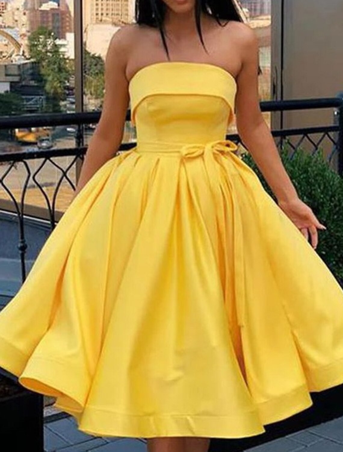 Vestido de cóctel vintage sexy de corte A, sin tirantes, sin mangas, largo hasta la rodilla, de satén con pliegues