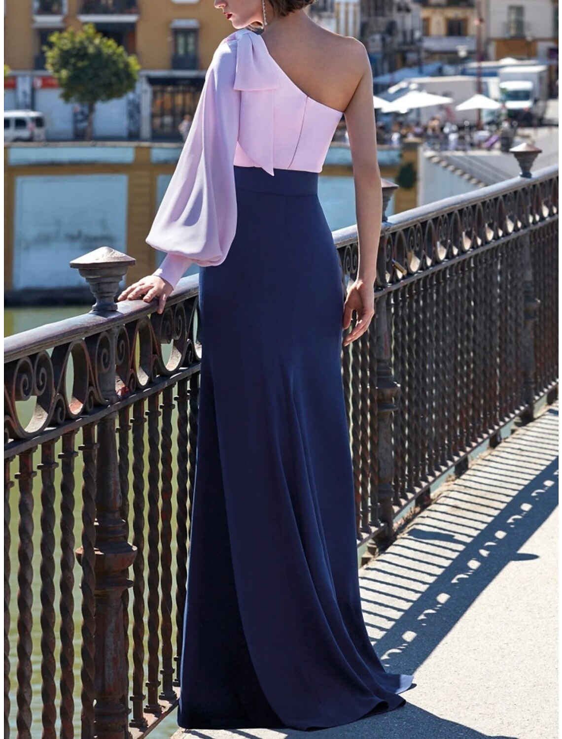 Vestido de noche elegante con corte en forma de columna, corte formal, cola larga, un hombro, seda sintética, lazo(s), pliegues y fruncido.