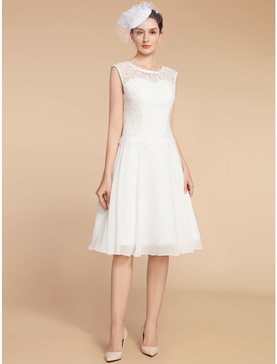 Vestido de dos piezas de corte A para madre de la novia, elegante, estilo pequeño, con escote joya, largo hasta la rodilla, de gasa, con encaje, manga 3/4 y pliegues, color liso.