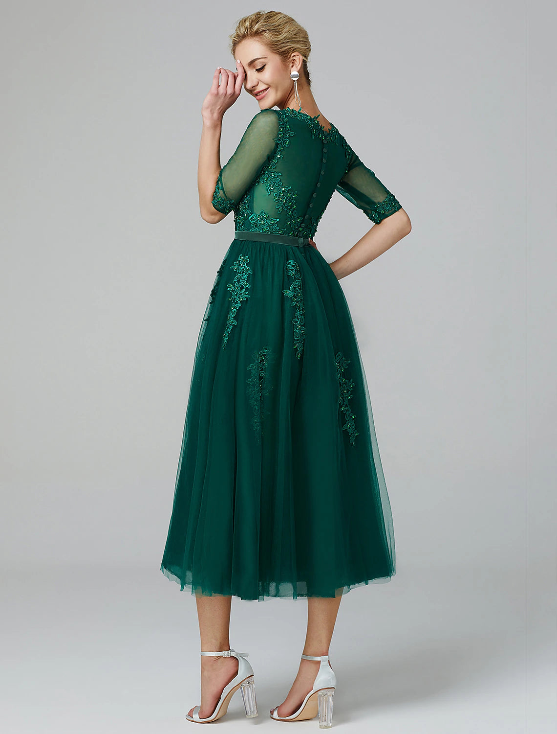 Vestido formal de noche con corte A y brillo, estilo Kentucky Derby, largo hasta la rodilla, sin mangas, cuello ilusión, para invitadas de boda de otoño, con encaje sobre tul y apliques de lentejuelas.